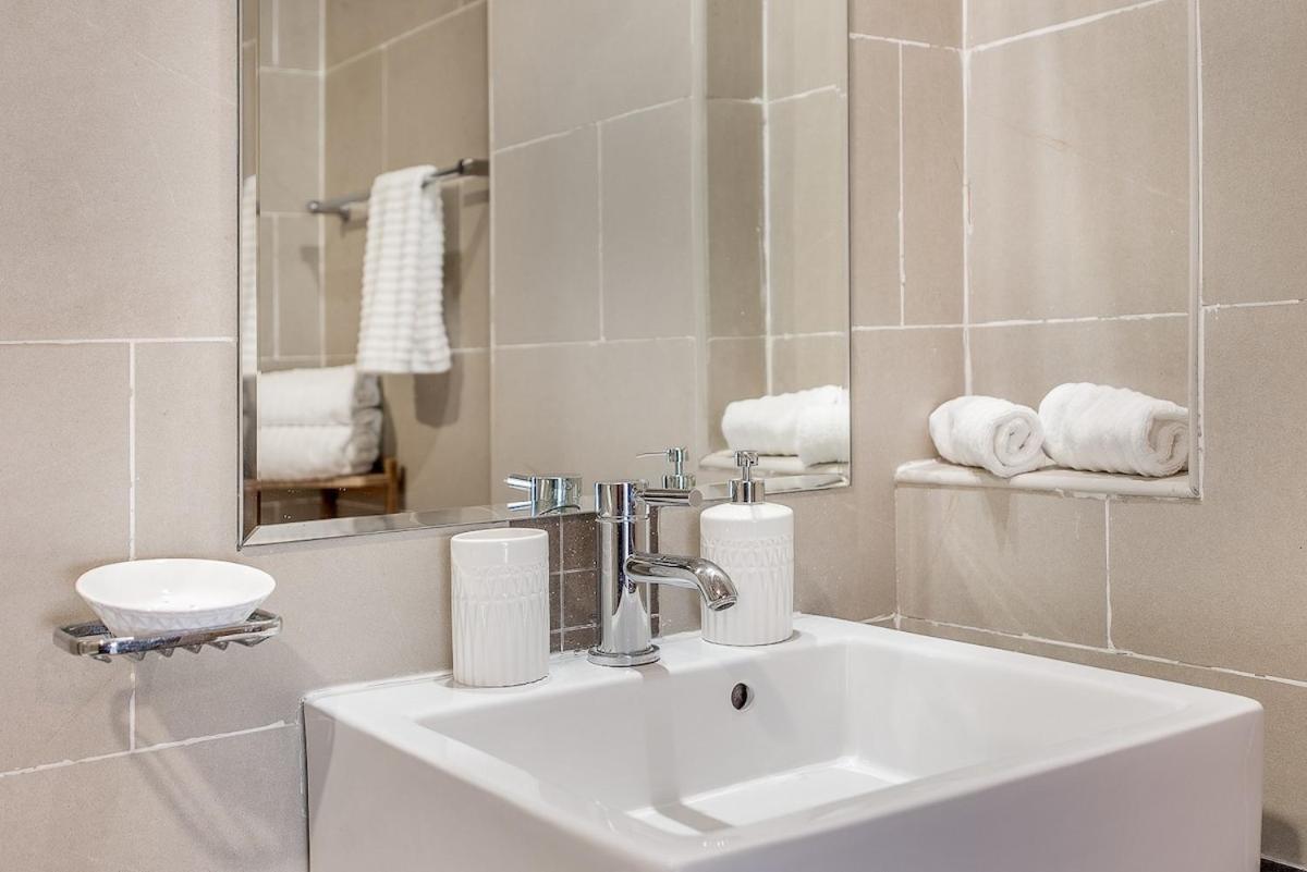 Skyline Retreat Sleeps 4 With Rooftop Pool-dubai Marina *