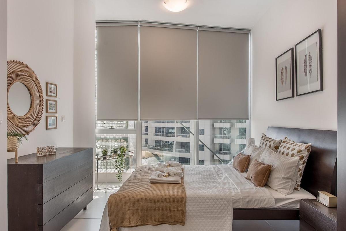 Skyline Retreat Sleeps 4 With Rooftop Pool-dubai Marina *