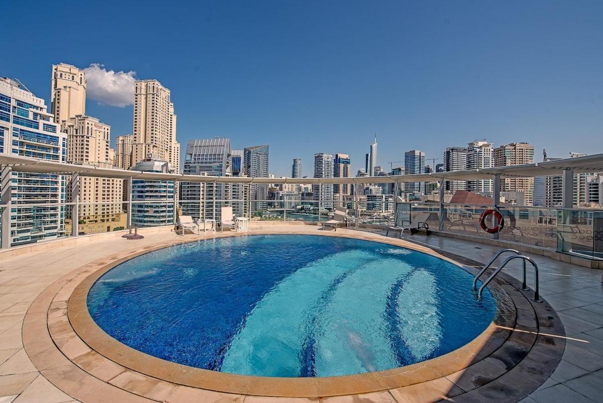 Skyline Retreat Sleeps 4 With Rooftop Pool-dubai Marina