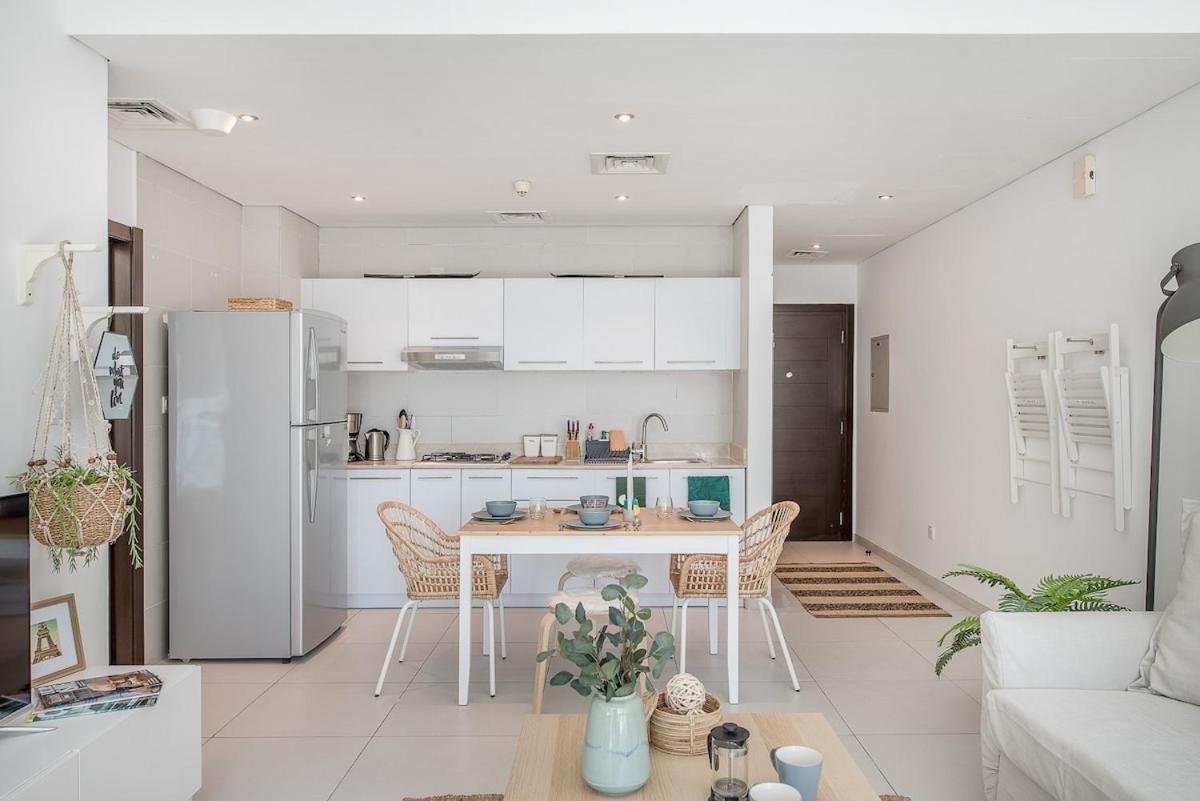 Skyline Retreat Sleeps 4 With Rooftop Pool-dubai Marina Apartment